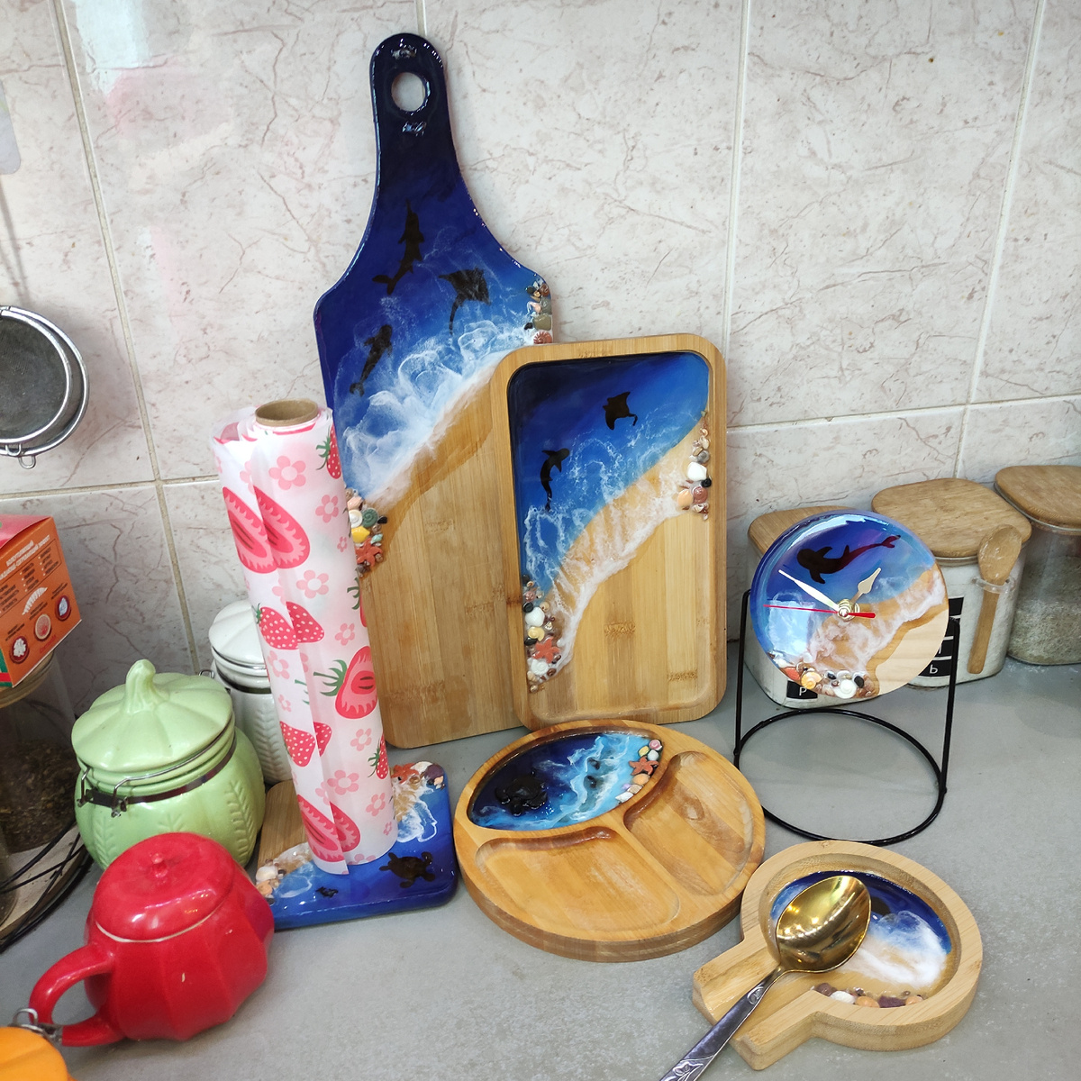 Самое удачное сочетание, на мой взгляд, эпоксидной смолы и дерева.