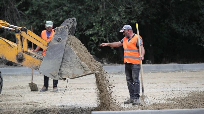    На участке трассы меняют дорожную одежду Фото: Дмитрий Ахмадуллин / / ИА «Победа26»