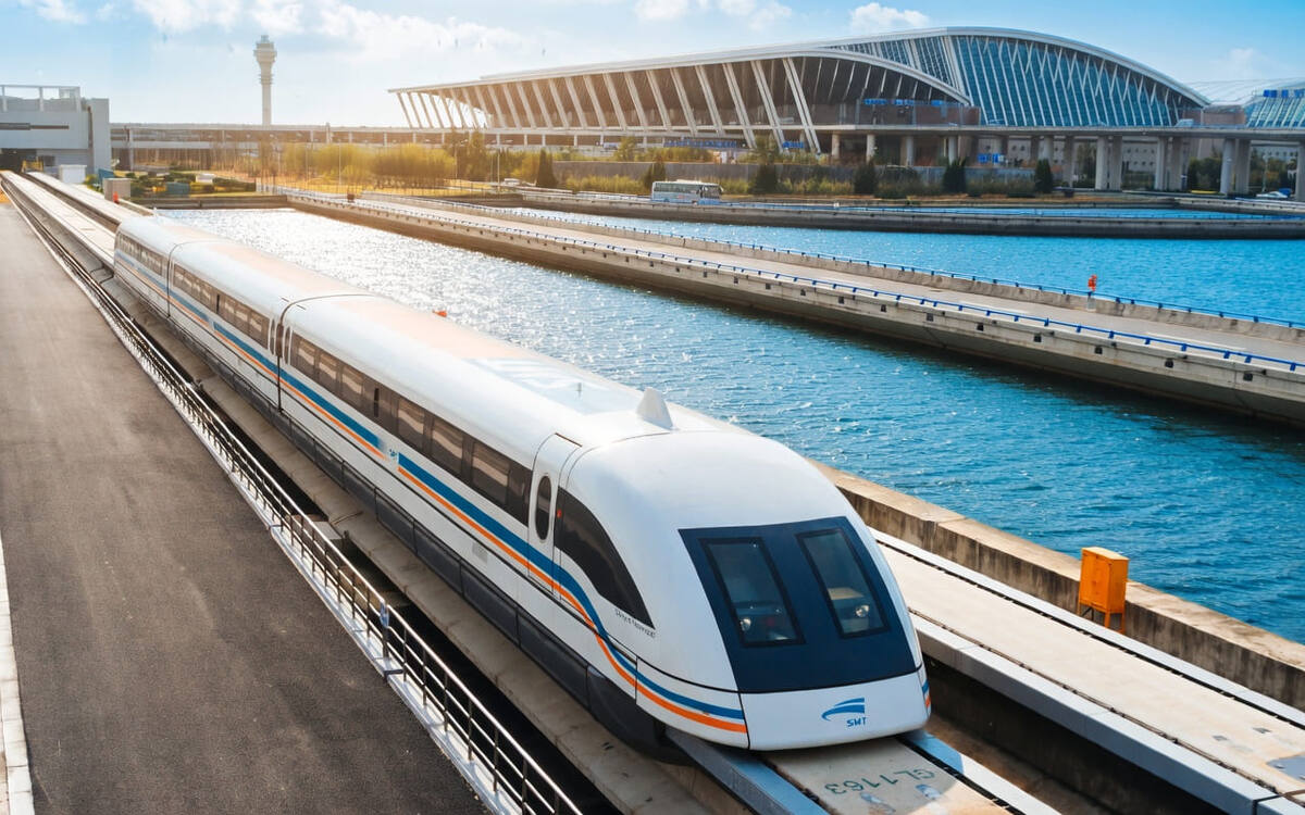 Поезд на магнитной подушке Shanghai Maglev в Шанхае, Китай