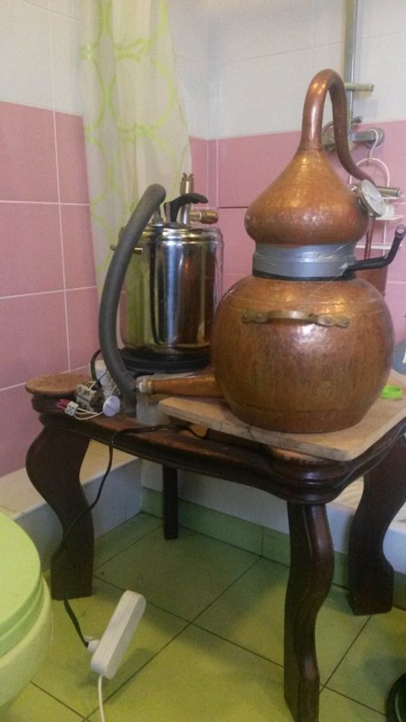 На фото перегонка кукурузной браги через аламбик с самодельным парогенератором в собственной ванной.