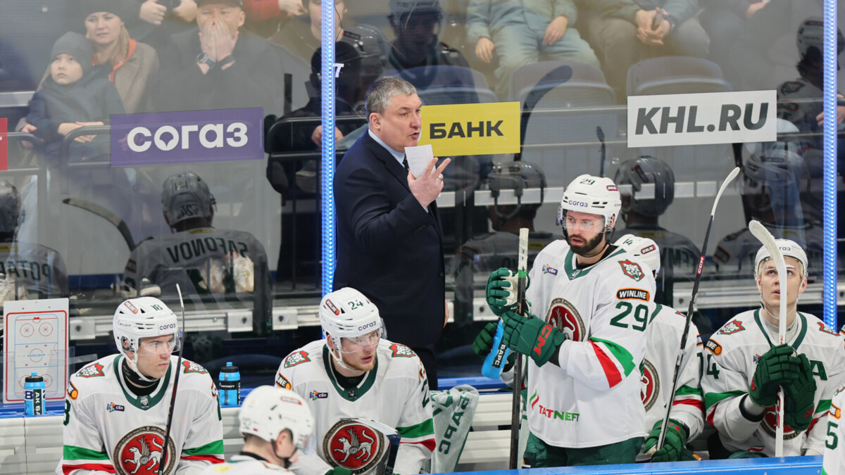 Анвар Рафаилович Гатиятулин на тренерском мостике "Ак Барса"