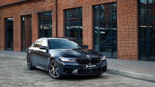 BMW M5 F90 — высокопроизводительный седан бизнес-класса, выпускаемый с 2017 года, ставший первой M5 с полным приводом M xDrive. Оснащен 4.4-литровым двигателем V8 Twin Turbo (600–635 л.с.), разгоняющим авто до 100 км/ч за 3.0–3.4 секунды. Включает версии Competition и CS, а также систему переключения в заднеприводный режим.