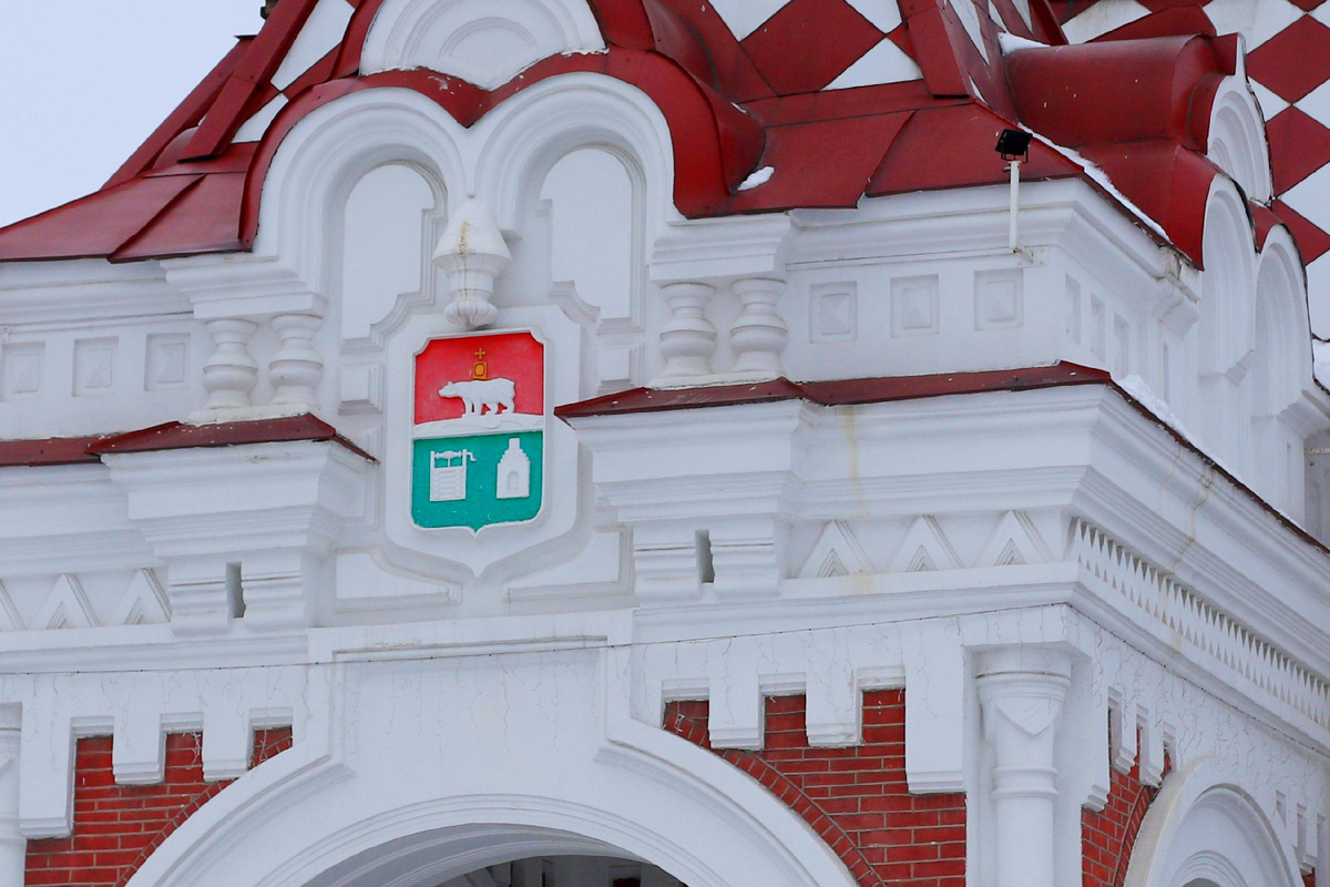 Изначально здания вокзалов в Перми и Екатеринбурге отличались только элементами кровли и гербами на главном фасаде