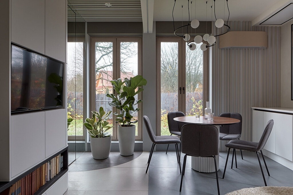 Окна на основе профиля Softline 70 мм. Изнутри на окнах ламинация в оттенке «Дуб Шеффилд светлый», а снаружи — антрацитово-серый под цвет остальных окон