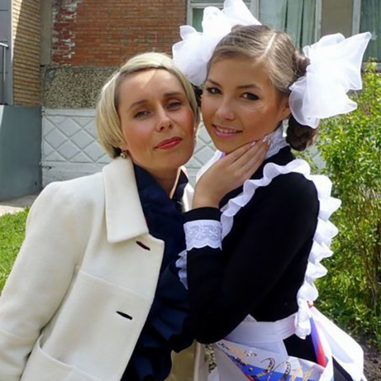    Мама Карины, обладая талантом в продажах, получила предложение открыть собственный магазин одежды в Томске.