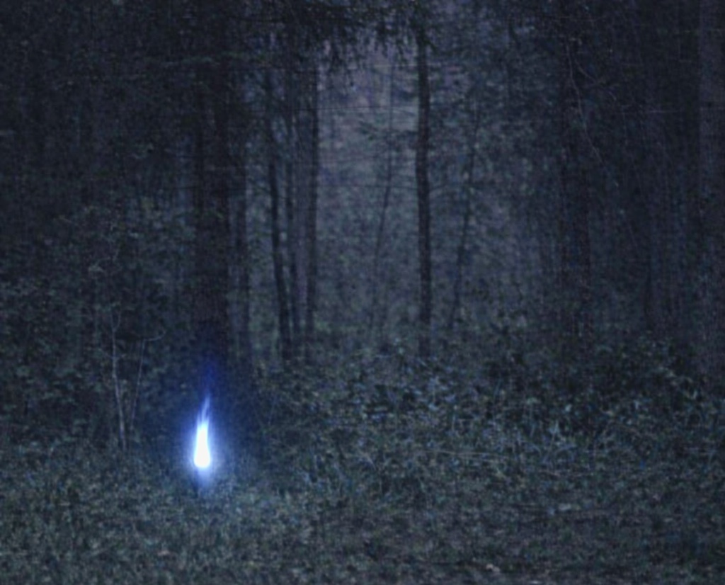 Блуждающие огоньки, согласно народным поверьям, можно было повстречать на месте закопанного клада или над захоронением человека, погибшего «нехорошей» смертью