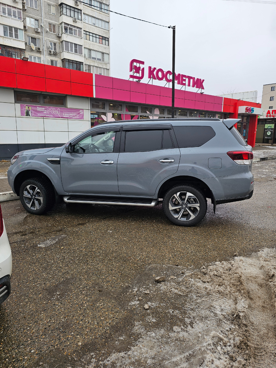 Машина на зимней резине Maxxis