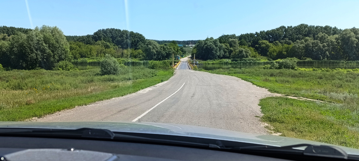 Мы у понтонной переправы. На том берегу село Старая Хворостань.