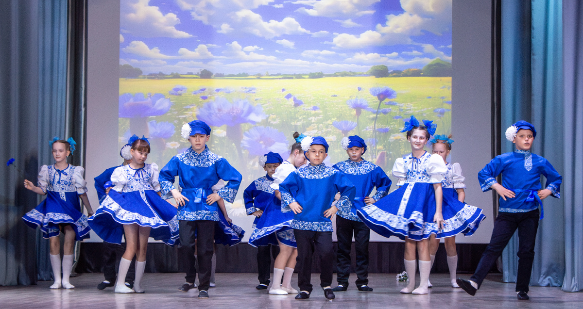 Русский народный танец ребята исполнили с особым задором. Ученики 4 «А» и 4 «Б» классов выступили с номером «Вася-Василёк».
