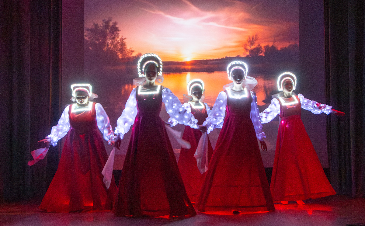 Танцевальная композиция Центра дополнительного образования и воспитания «Мерцающие узоры».