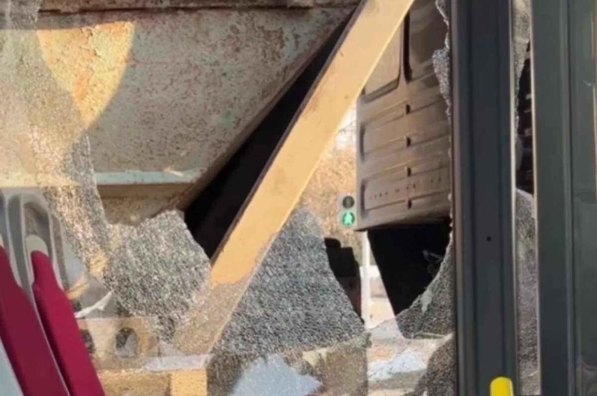    В Пермском крае мусоровоз врезался в автобус с пассажирами