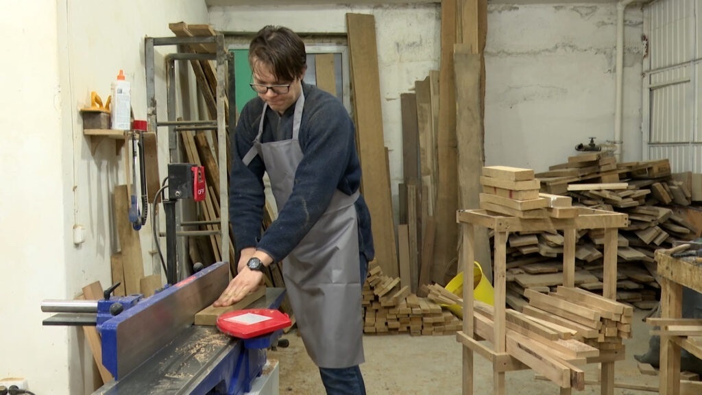     Үҙмәшғүлдәр нимә менән мәшғүл?