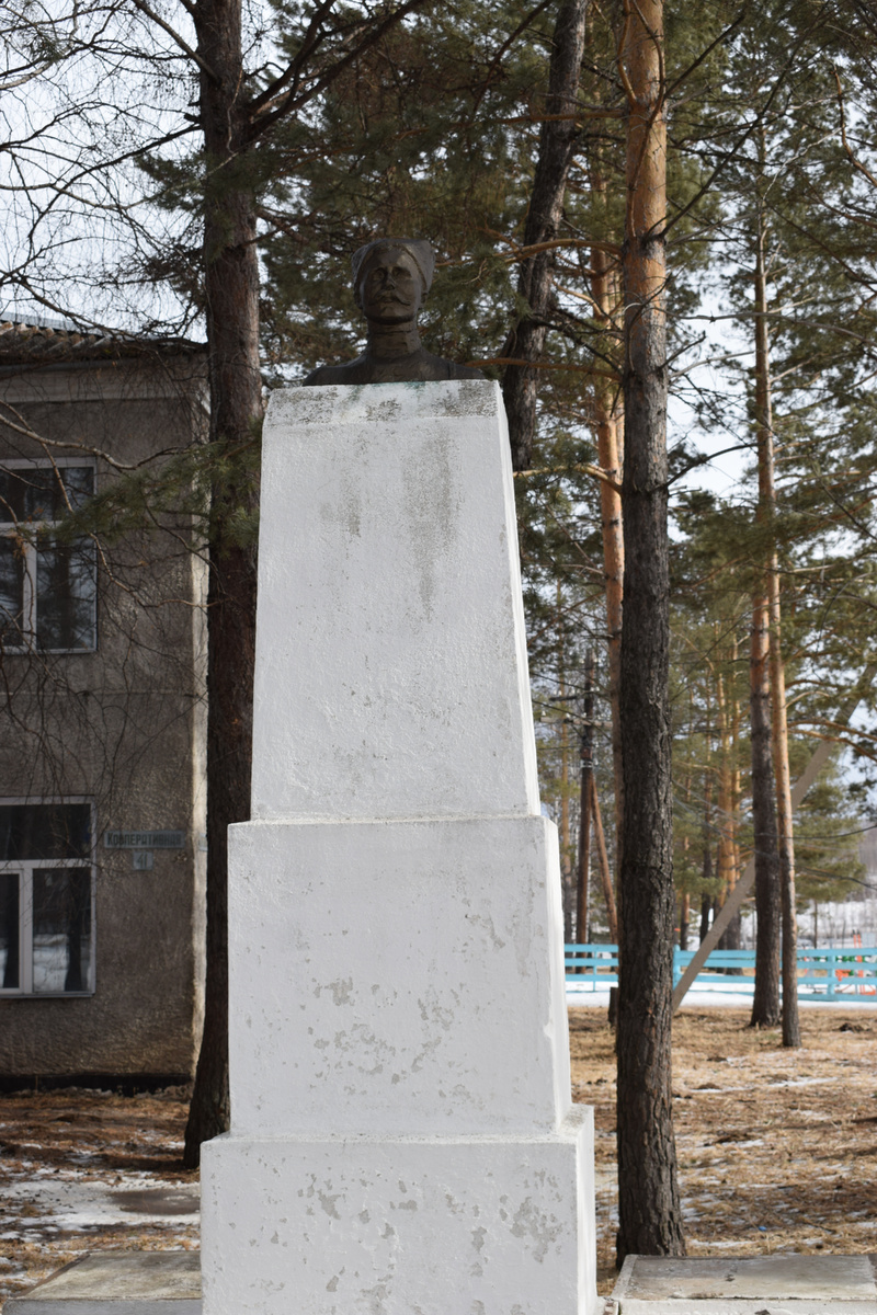 Бюст Чапаеву у заброшенного здания бывшей колхозной конторы. / ФОТО Александра ЮШИНА