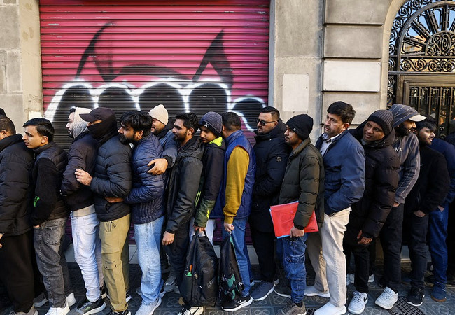 Легализация на паузе: мошенники зарабатывают на ожидании сотен тысяч мигрантов в Испании