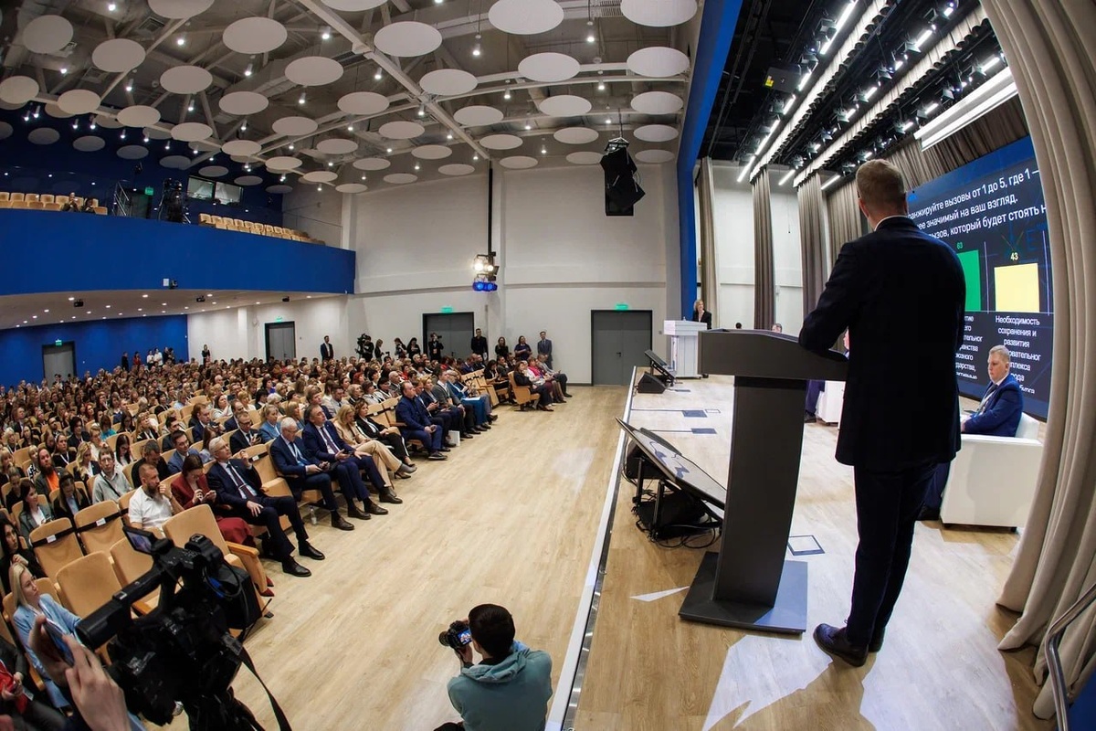 А мне так хотелось рассказать о том, что визуальная среда воспитывает вкус детей, о том, что школа имеет право быть стильной, как самое крутое кафе, или креативное пространство (в зависимости от того, какой стиль она выбирает). Хотелось рассказать о нашем успешном кейсе – развитии бренда образовательного учреждения. Как планомерная работа дала неожиданный результат: родителей – фанатов бренда, промышленников – надежных партнеров, детей, которые гордятся принадлежностью к учреждению. Про то, как приятно работать в красивом месте. А самое главное, из каких ступенек состоит этот путь.