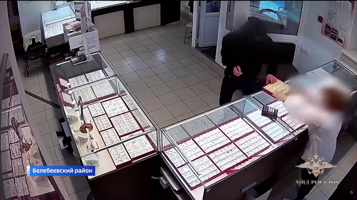    В Башкортостане 20-летний парень схватил с прилавка ювелирного магазина 27 золотых колец и скрылся