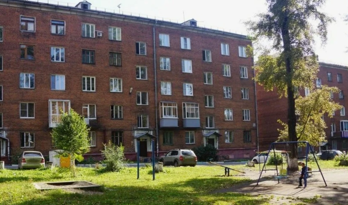 Да, это он. Если посмотреть справа, за деревом, дом. Это мой подьезд и там я жил на 5 этаже.