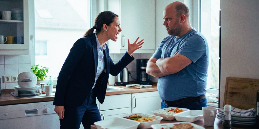 — Тебя просто бесит, что я зарабатываю в три раза больше тебя, и ты требуешь, чтобы я уволилась и кашеварила дома круглосуточно?! Да на мою