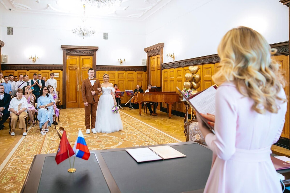    Московские загсы продлевают часы работы в пиковые дни для свадеб