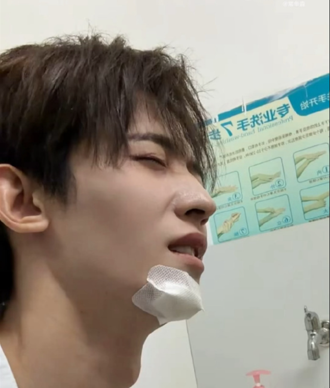 Китайский актер Чан Хуасэн