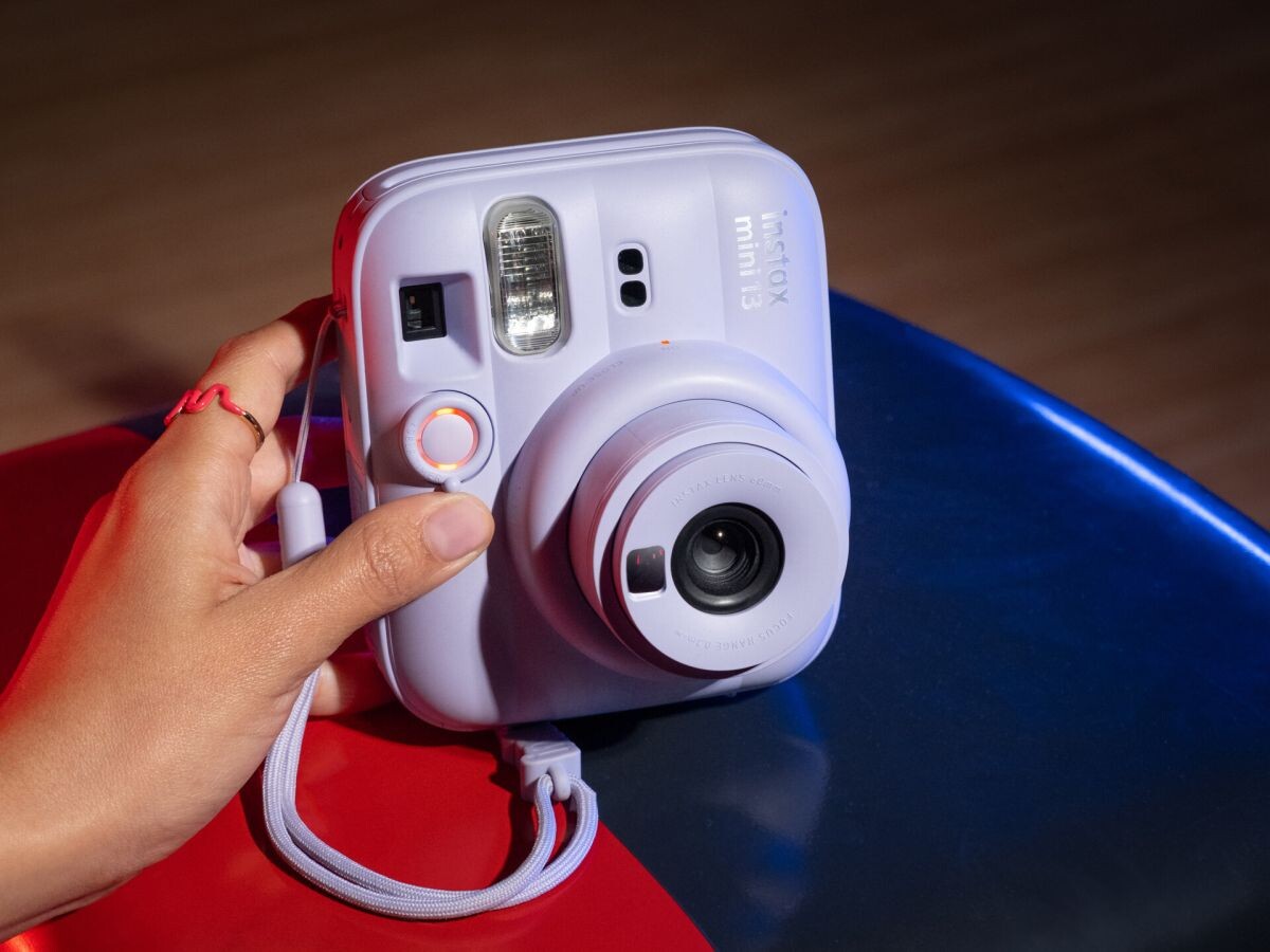    Fujifilm представила камеру Instax Mini 13 с таймером и «космической» плёнкой