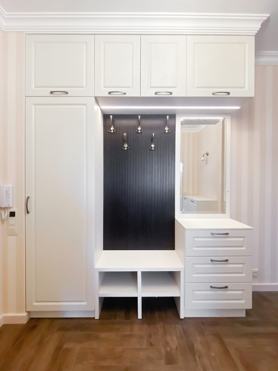 Прихожая от Лиговмебель, встроенная в кривой строительный короб, с закрытыми электрощитками и петлями Grass, Санкт-Петербург