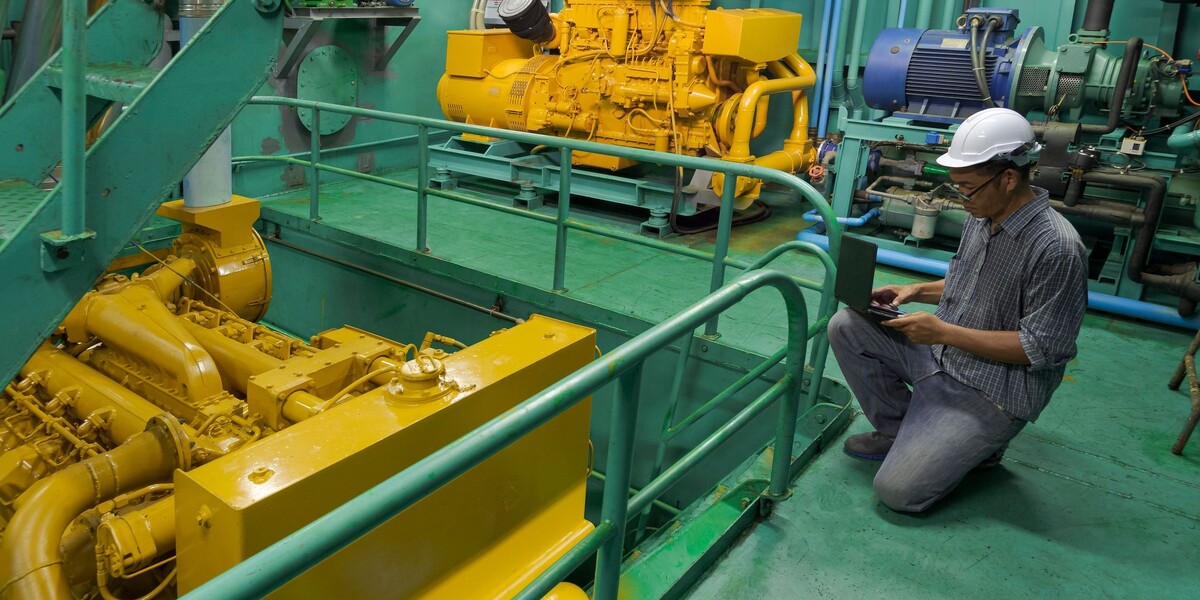 Механик, обслуживающий вспомогательный двигатель судна