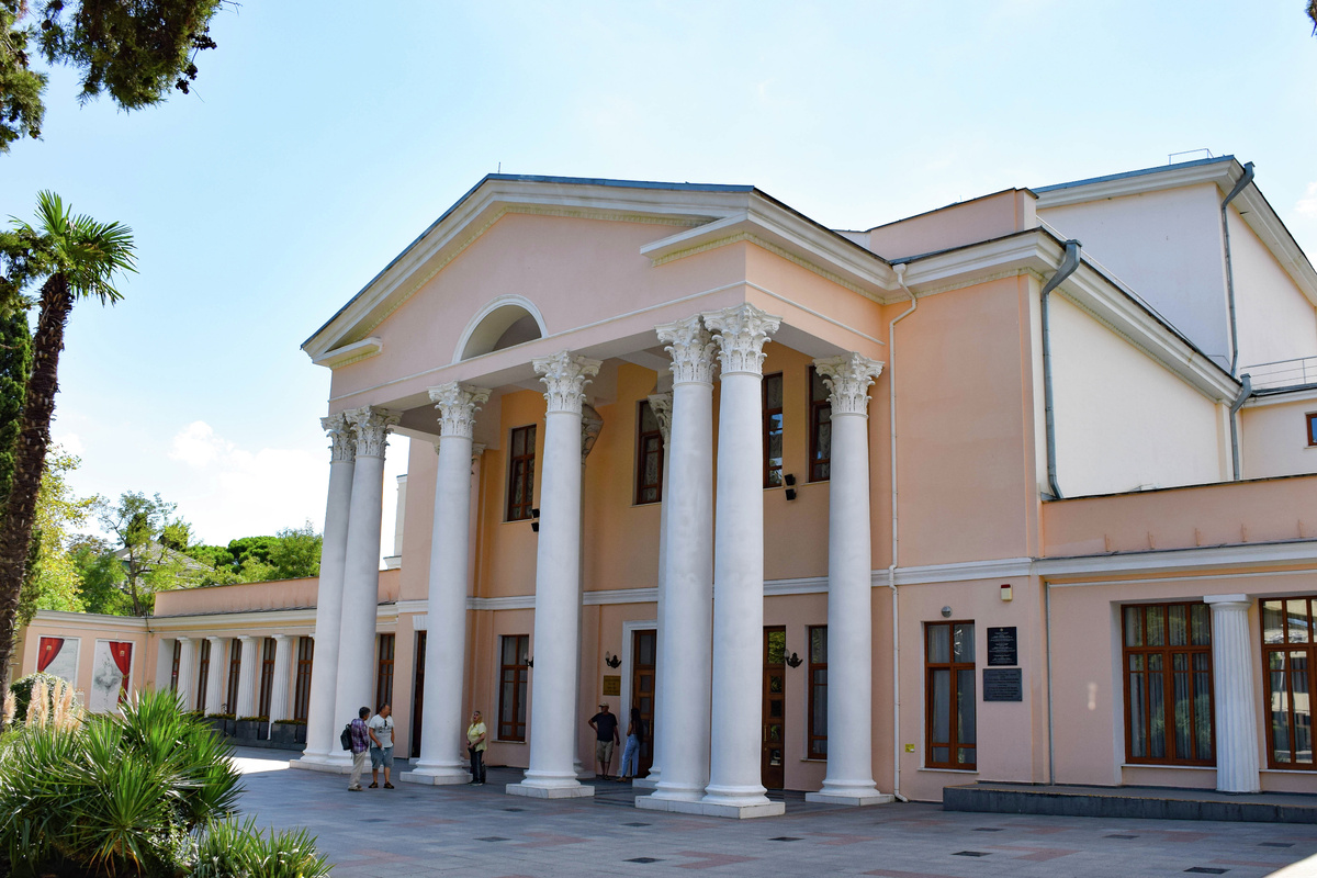 Ялтинский театр имени Антона Чехова // Туристический портал Республики Крым, Светлана Мальцева