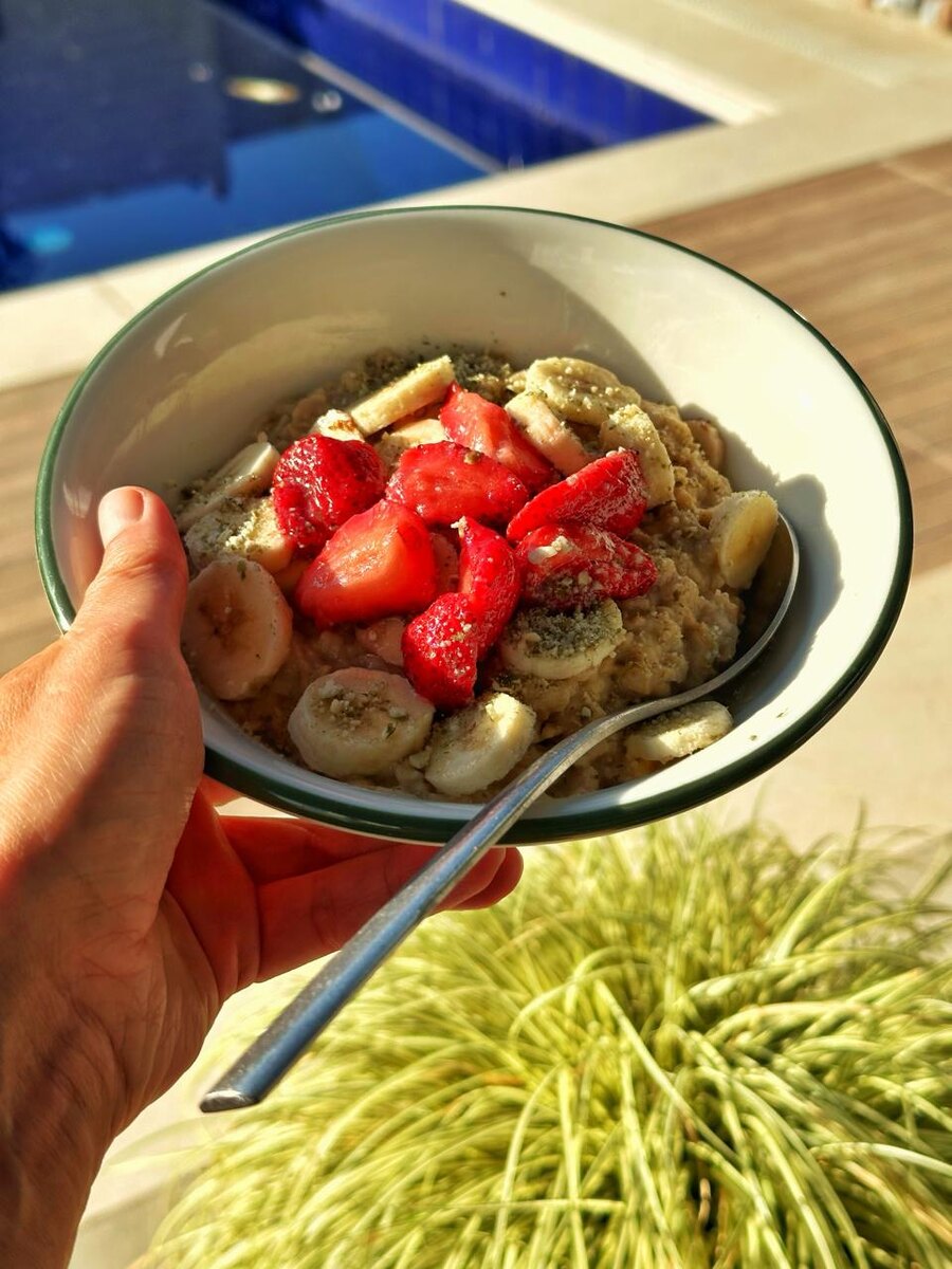 Овсянка с семечками (железо) + свежие или замороженные ягоды (витамин С) 💚