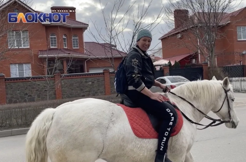 Наездница Оксана на белой лошади по кличке "Фея"