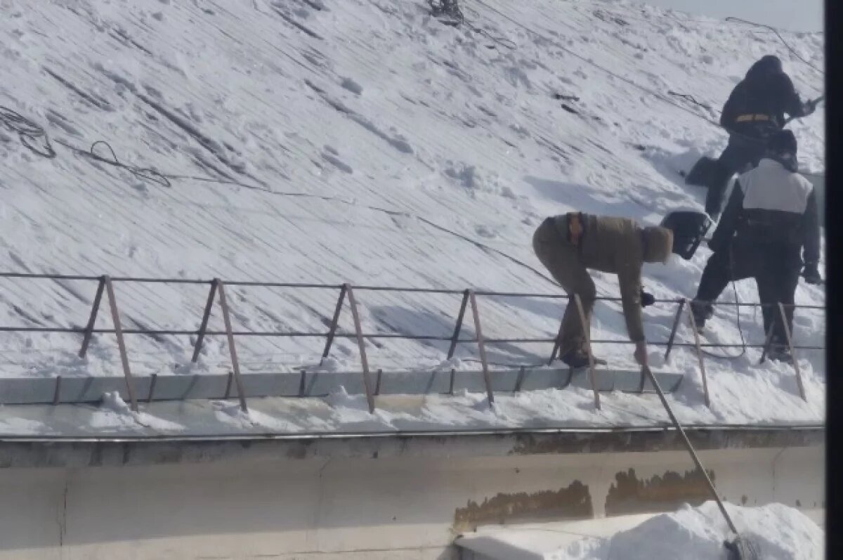    В Новом Уренгое после проверки заставят чистить крыши магазинов от снега