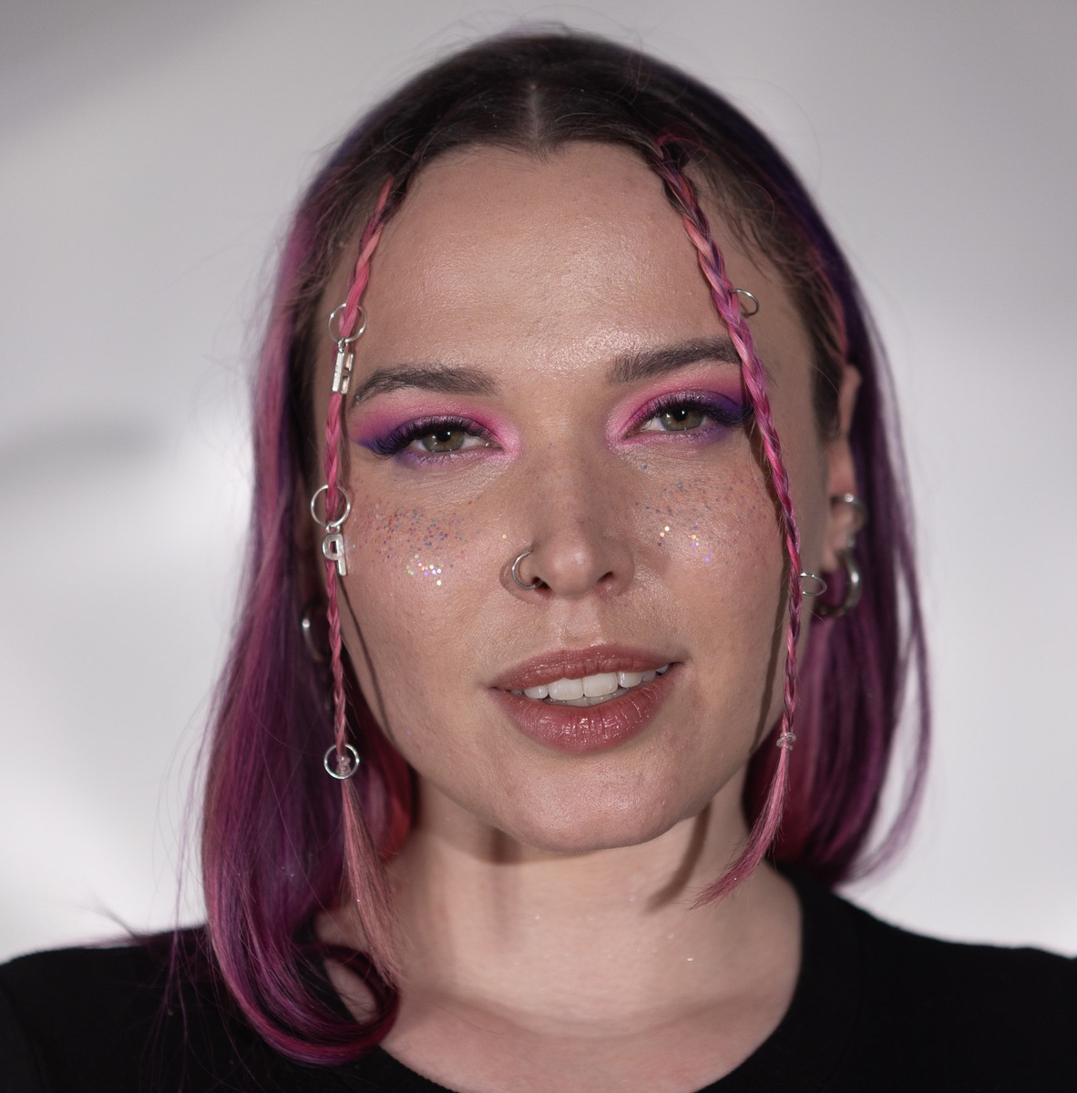    Неплохой пример студийной фотографии для исходника. Но можно придраться — косички слегка закрывают лицо. Тем не менее, для экспериментов с Nana Banana мы выбрали именно этот снимок / Фото: Елизавета Чечевица