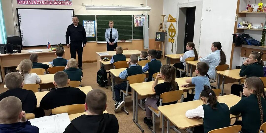 В преддверии весенних каникул сотрудники отделения Госавтоинспекции города Советска провели профилактическую беседу с учащимися МБОУ