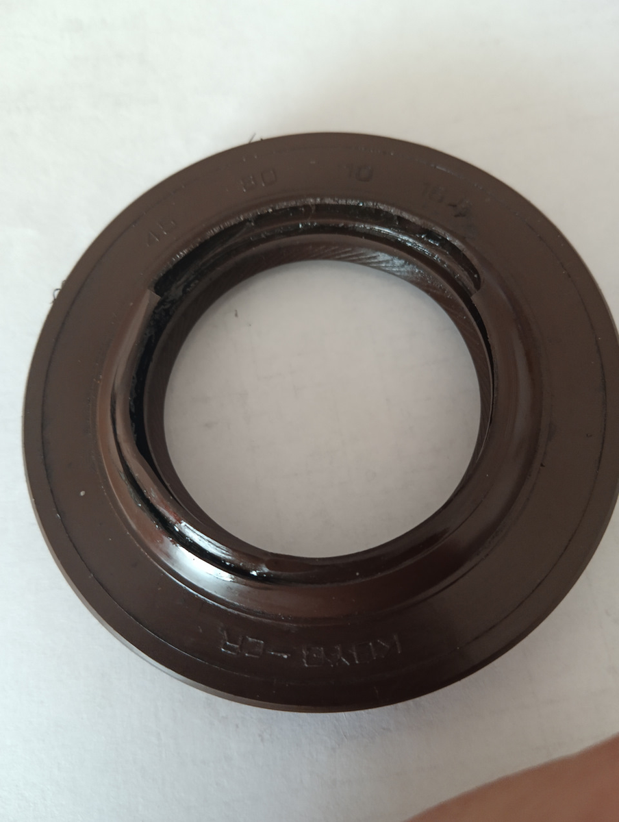 Сальник привода КПП левый, заменённый.
