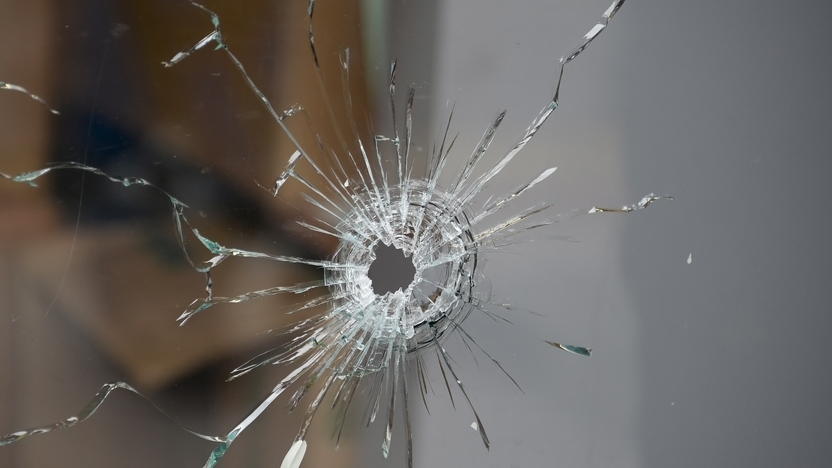    дырка в стекле пулевое отверстие ГЛ