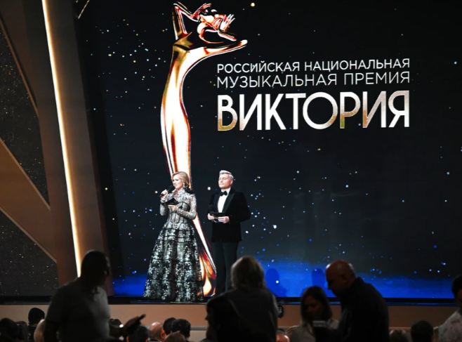 Ведущие премии "Виктория" Николай Басков и Олеся Судзиловская.