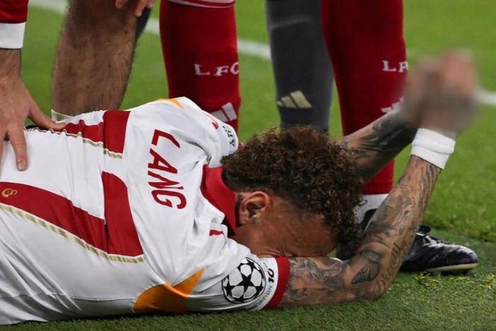 Игрок «Галатасарая» Ланг получил тяжёлую травму пальца в матче с «Ливерпулем». Обложка © Х / Yağız Sabuncuoğlu