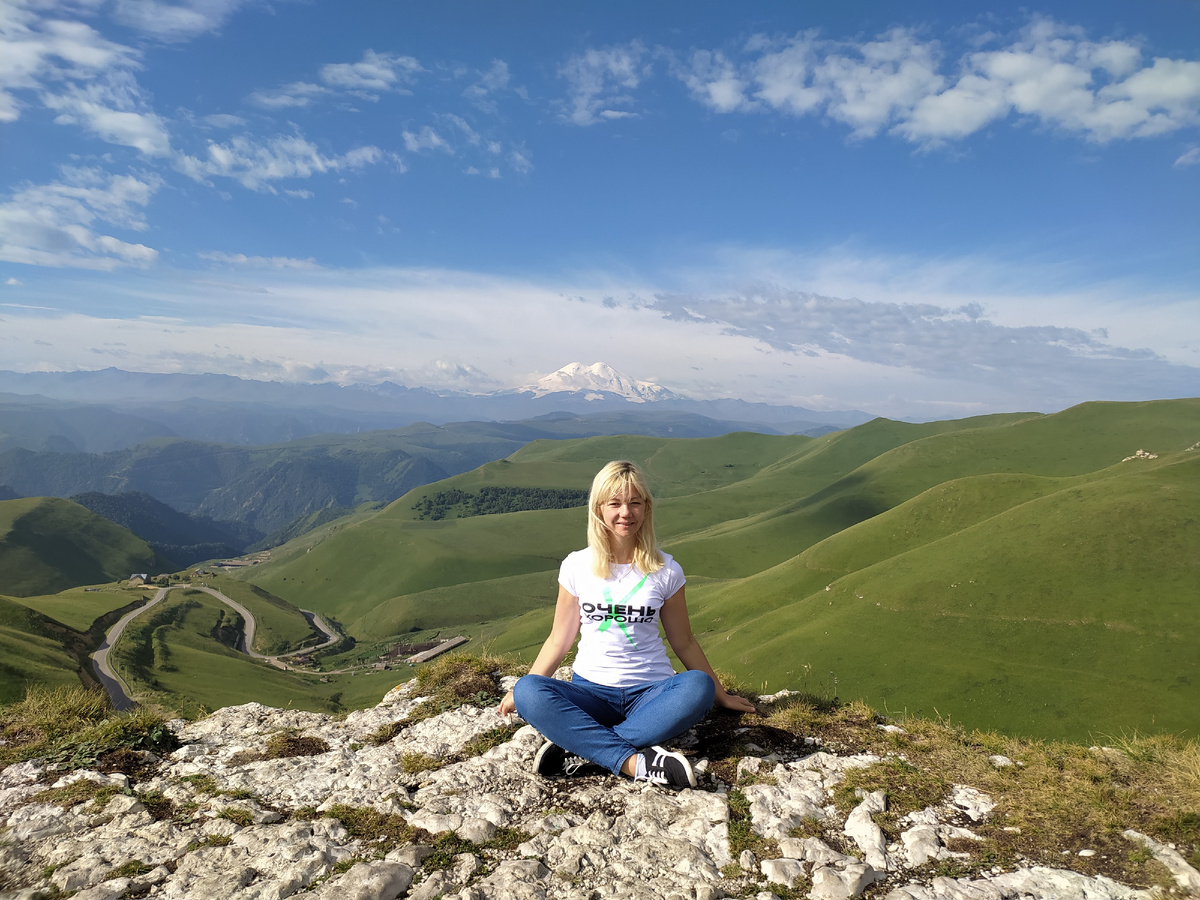 Мой первый взгляд на Эльбрус в 2020 году. Он такой далекий! Но скоро я подберусь к нему поближе...