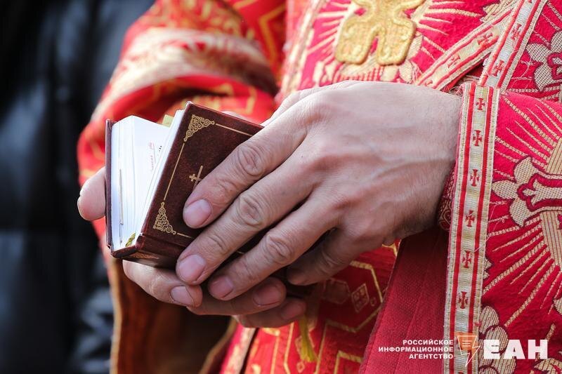    ЕАН / Руки церковного служителя