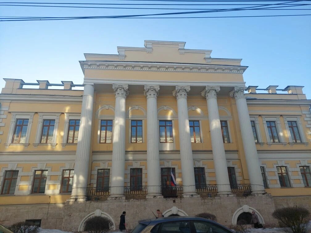 Фасад здания напоминает античный храм