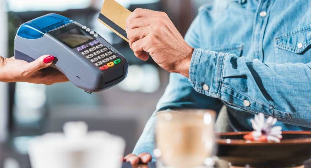 Деньги в отношениях: где заканчивается забота и начинается контроль