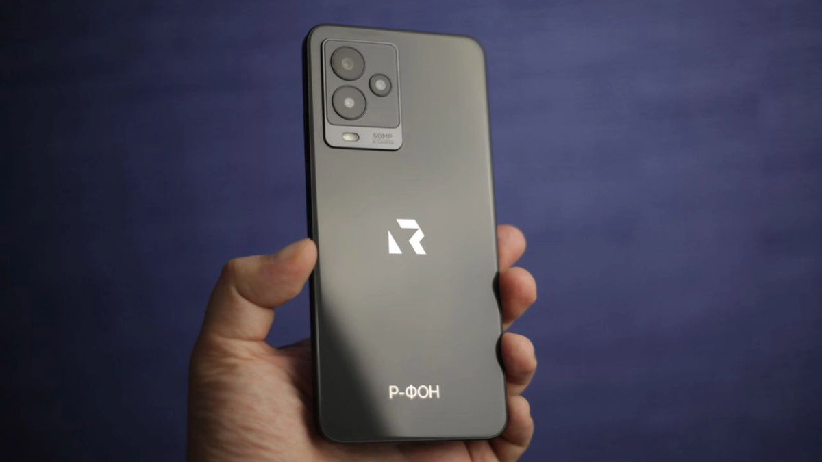 За 2,5 года с момента анонса смартфон Р-ФОН так и не поступил в продажу. Во всяком случае, в открытую