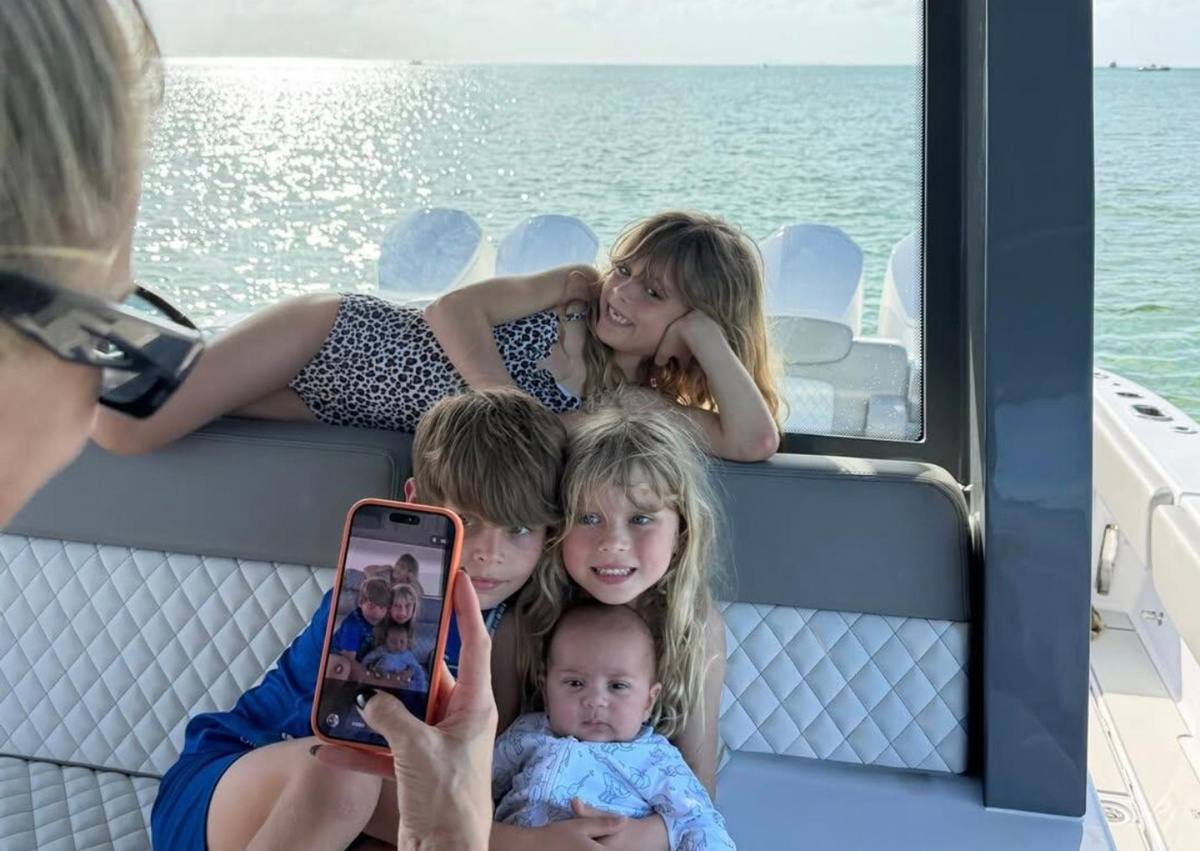    Анна Курникова с детьми. Фото: Соцсети Энрике Иглесиаса