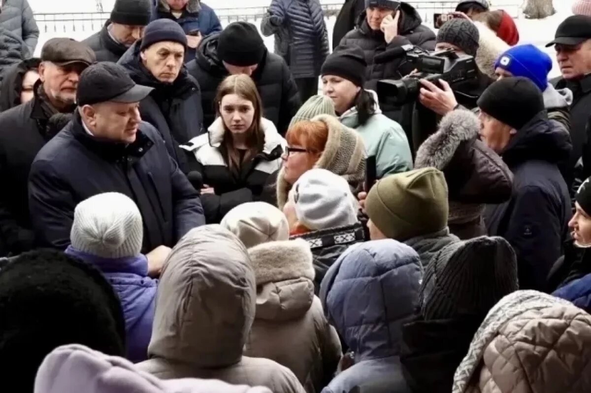    Мэр Омска встретился с жителями аварийной многоэтажки на Королева