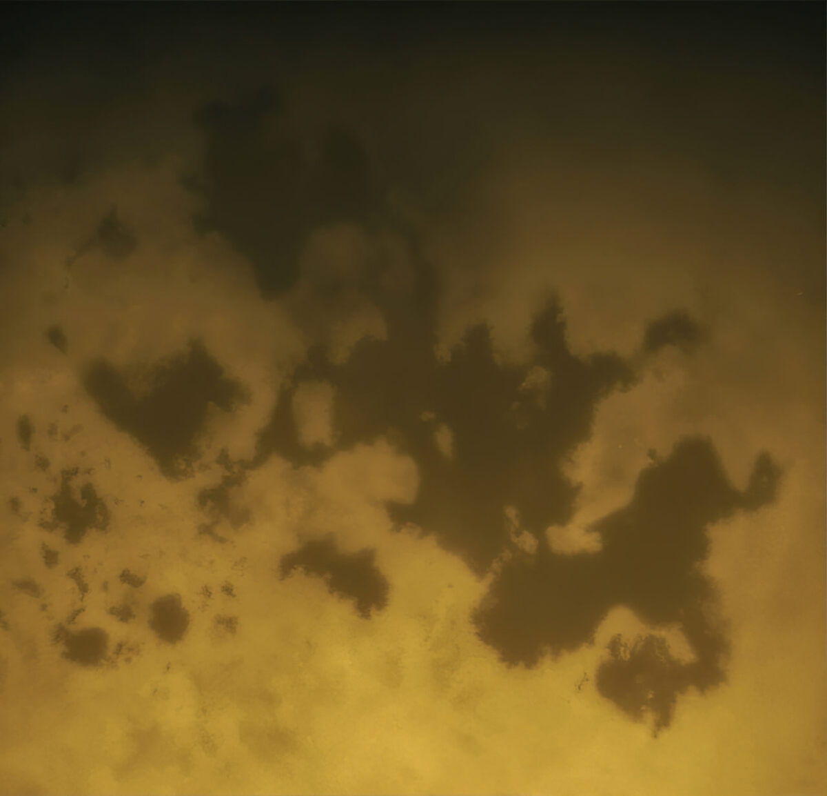 Сегодня известно, что на снимке запечатлено Море Кракена (лат. Kraken Mare) площадью около 400 000 квадратных километров — одно из морей, расположенных вблизи северного полюса спутника / © NASA/JPL-Caltech/ASI/USGS