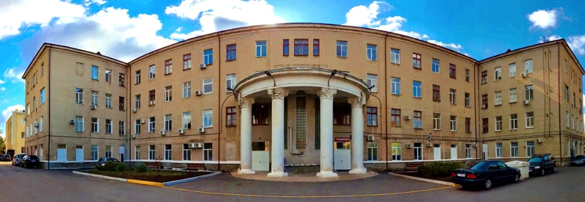 Справа, между колоннами вход в травмпункт