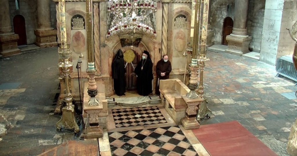 Вход в храм Гроба Господня, запечатанный восковой печатью