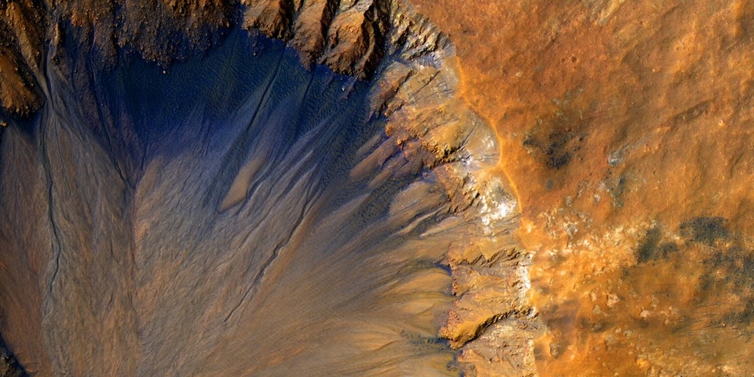 Больше, чем в Египте: на снимках Марса обнаружили гигантскую трехгранную пирамиду