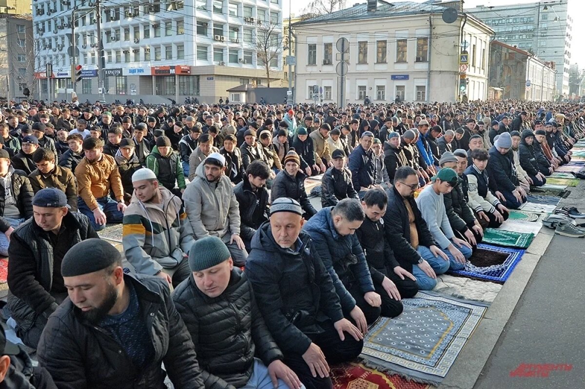    В день праздника мусульмане идут на коллективную молитву.