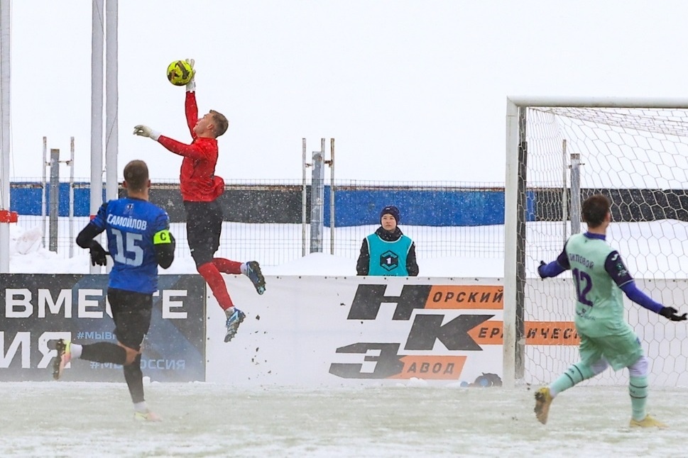 #51 Тимофей Митров – мастер спасти напарников, совершив эффектный сейв. Впрочем, ошибок у 19-летнего вратаря тоже хватает: так, оба мяча, пропущенные «Шинником» в недавней игре против «Родины» – по сути, на его совести.